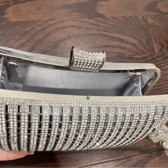 Elegant Silver Clutch Bag - Picture 6 of 8
